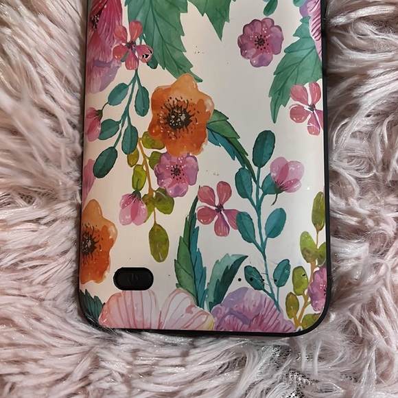 Hi! I am selling my IPhone 11 Pro Max Charging case you can charge it - Picture 6 of 7